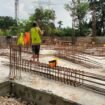 Ketua LPM Bojongsari Baru, Edy Triyanto meninjau pembangunan kantor kelurahan Bojongsari Baru, Bojongsari, Depok. (Fahri)