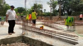 Ketua LPM Bojongsari Baru, Edy Triyanto meninjau pembangunan kantor kelurahan Bojongsari Baru, Bojongsari, Depok. (Fahri)