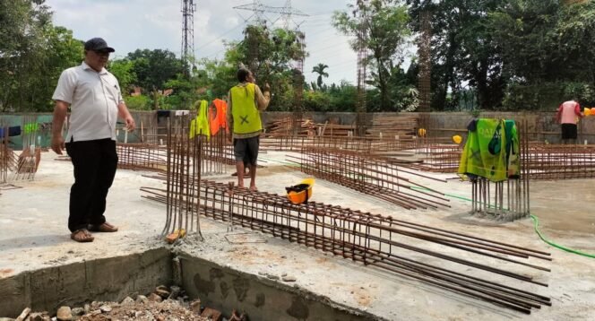 
					Ketua LPM Bojongsari Baru, Edy Triyanto meninjau pembangunan kantor kelurahan Bojongsari Baru, Bojongsari, Depok. (Fahri)