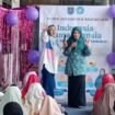 Ketua TP PKK Kecamatan Bojongsari, Novi Susanti bersama lansia pada peringatan HAN di kantor Kecamatan Bojongsari, Depok. (Istimewa)