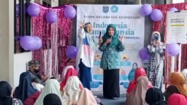 Ketua TP PKK Kecamatan Bojongsari, Novi Susanti bersama lansia pada peringatan HAN di kantor Kecamatan Bojongsari, Depok. (Istimewa)