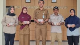 Plt Lurah Duren Mekar, Supriyadi memperlihatkan PMT pangan lokal yang diberikan kepada ibu hamil dan balita.