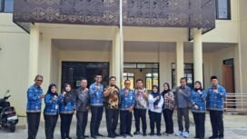 Aparatur Kecamatan Bojongsari dan Kelurahan Serua, foto bersama dengan perwakilan DPRD Bangka Barat saat melakukan kunjungan kerja di Kelurahan Serua, Bojongsari, Depok. (Rahcmat CH)