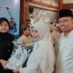 Wali Kota Depok, Supian Suri bersama istri memberikan santunan kepada anak yatim di Masjid Baitul Kamal, Balai Kota Depok. (Istimewa)