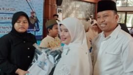 Wali Kota Depok, Supian Suri bersama istri memberikan santunan kepada anak yatim di Masjid Baitul Kamal, Balai Kota Depok. (Istimewa)