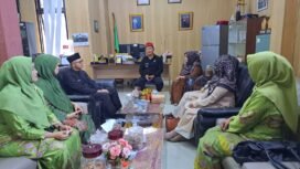 Caption : camat Bojongsari, Rijal Farhan saat berdiskusi dengan PAC Muslimat NU di kantor Kecamatan Bojongsari, Depok. (Rachmat)