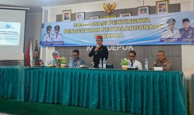 
					‎Caption : Camat Bojongsari, Rijal Farhan saat menghadiri kegiatan sosialisasi bahaya narkoba di Kecamatan Bojongsari, Depok. (Rachmat)