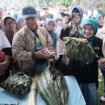 Wali Kota Depok Supian Suri bersama Cing Ikah dan Anggota DPRD Kota Depok, Qonita Lutiyah saat membeli lepet Mak Inyem di Balai Kota Depok. (Diskominfo Kota Depok)