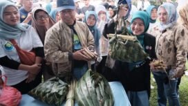 Wali Kota Depok Supian Suri bersama Cing Ikah dan Anggota DPRD Kota Depok, Qonita Lutiyah saat membeli lepet Mak Inyem di Balai Kota Depok. (Diskominfo Kota Depok)