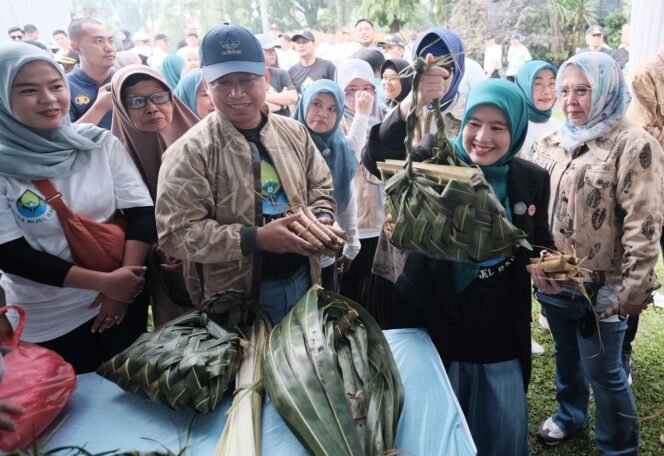 
					Wali Kota Depok Supian Suri bersama Cing Ikah dan Anggota DPRD Kota Depok, Qonita Lutiyah saat membeli lepet Mak Inyem di Balai Kota Depok. (Diskominfo Kota Depok)