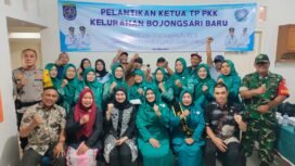 Pengurus PKK Kecamatan Bojongsari usai melantik PKK Bojongsari Baru di kantor Kelurahan Bojongsari Baru, Bojongsari, Depok. (Rahcmat CH)