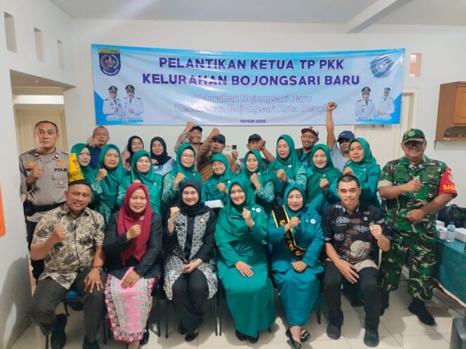 
					Pengurus PKK Kecamatan Bojongsari usai melantik PKK Bojongsari Baru di kantor Kelurahan Bojongsari Baru, Bojongsari, Depok. (Rahcmat CH)
