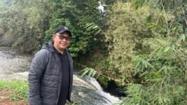 Camat Bojongsari, Rijal Farhan saat melihat langsung Curug Wadon yang memiliki potensi wisata lokal di Kelurahan Curug, Bojongsari, Depok. (Rahcmat CH)