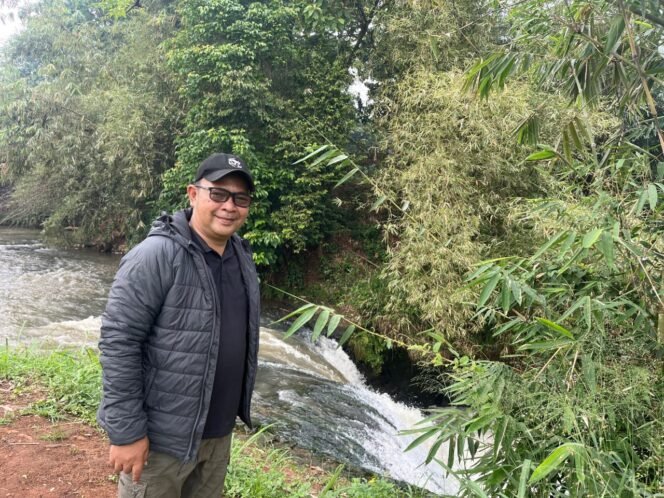 
					Camat Bojongsari, Rijal Farhan saat melihat langsung Curug Wadon yang memiliki potensi wisata lokal di Kelurahan Curug, Bojongsari, Depok. (Rahcmat CH)