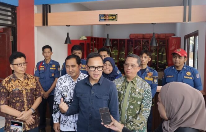 
					Wamendagri, Bima Arya saat melakukan sidak ke DPKP Kota Depok. (Dicky)