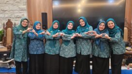 Ketua Tim PKK Kota Depok, Cing Ikah bersama Pengurus PKK Kecamatan Bojongsari. (Rahcmat CH)