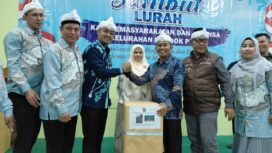 Camat Bojongsari bersama Lurah Rengga  dan Bahrudin Lurah Hormat Pondok Petir saat pisah sambut Lurah dinGedung Serbaguna Al Nahdlah Jalan Serua Bulak RW.19  Kelurahan Pondok Petir, Kecamatan Bojongsari, Sabtu,12 Juli 2025. Foto : Rahmat CH