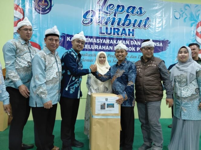 
					Camat Bojongsari bersama Lurah Rengga  dan Bahrudin Lurah Hormat Pondok Petir saat pisah sambut Lurah dinGedung Serbaguna Al Nahdlah Jalan Serua Bulak RW.19  Kelurahan Pondok Petir, Kecamatan Bojongsari, Sabtu,12 Juli 2025. Foto : Rahmat CH