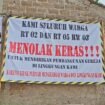 Salah satu spanduk bertuliskan penolakan warga terhadap pembangunan gereja di Kalibaru, Cilodong, Depok. (Istimewa)