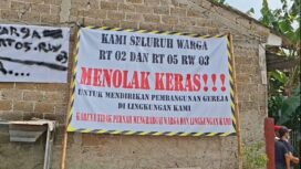 Salah satu spanduk bertuliskan penolakan warga terhadap pembangunan gereja di Kalibaru, Cilodong, Depok. (Istimewa)