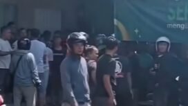 Sejumlah warga menangkap tersangka perampasan modus pecah ban mobil di Jalan Raya Ciputat-Parung, Bojongsari, Depok. (Istimewa)