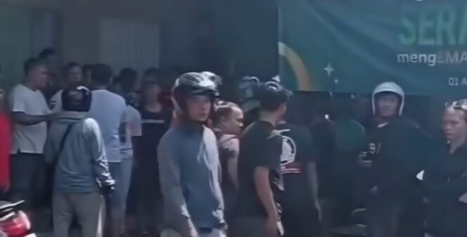 
					Sejumlah warga menangkap tersangka perampasan modus pecah ban mobil di Jalan Raya Ciputat-Parung, Bojongsari, Depok. (Istimewa)