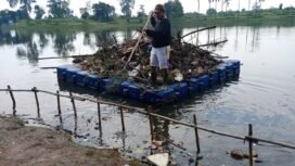 Menggunakan sampan, Kang Yono saat membersihkan sampah di Situ Tujuh Muara Bojongsari Depok. Foto : Istimewa