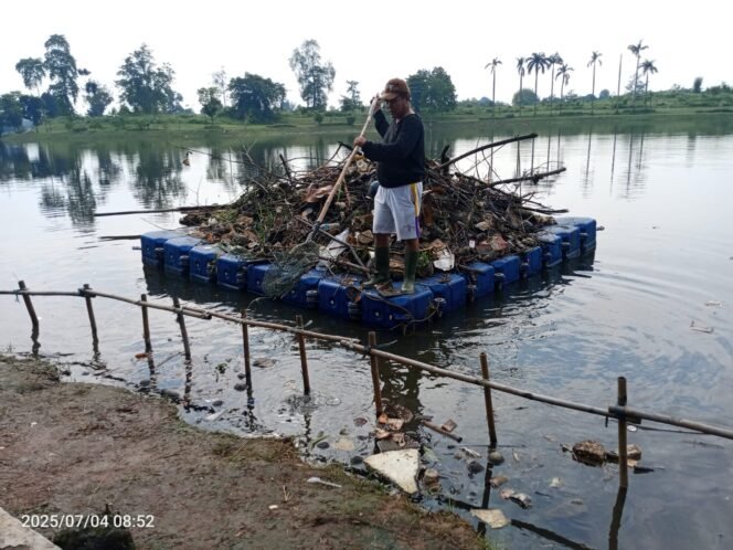 
					Menggunakan sampan, Kang Yono saat membersihkan sampah di Situ Tujuh Muara Bojongsari Depok. Foto : Istimewa