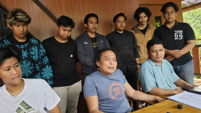 
					Deolipa Yumara saat menerima mahasiswa JGU Depok dikediamannya, Depok. (Dicky)