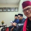 Caption : Camat Bojongsari, Rizal Farhan saat melakukan persiapan penilaian kinerja. (Rahcmat CH)