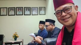 Caption : Camat Bojongsari, Rizal Farhan saat melakukan persiapan penilaian kinerja. (Rahcmat CH)