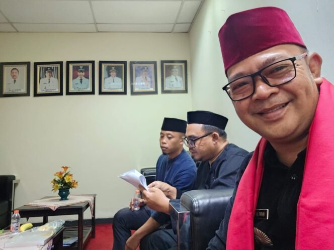 
					Caption : Camat Bojongsari, Rizal Farhan saat melakukan persiapan penilaian kinerja. (Rahcmat CH)