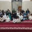 Sejumlah anak yatim mendapatkan santunan dari Musala Al Ikhlas, Pondok Petir, Bojongsari, Depok. (Rahcmat CH)