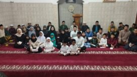 Sejumlah anak yatim mendapatkan santunan dari Musala Al Ikhlas, Pondok Petir, Bojongsari, Depok. (Rahcmat CH)