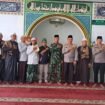 Kapolres Metro Depok, Kombes Abdul Waras saat mendengarkan keluhan warga melalui jumat curhat di Masjid Nurul Huda, Bojongsari, Depok. (Rahcmat)