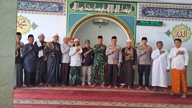
					Kapolres Metro Depok, Kombes Abdul Waras saat mendengarkan keluhan warga melalui jumat curhat di Masjid Nurul Huda, Bojongsari, Depok. (Rahcmat)
