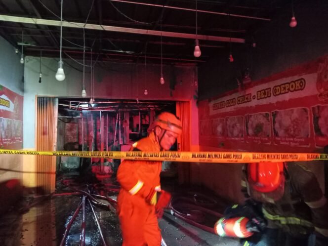 
					Petugas DPKP Kota Depok memadamkan api yang membakar ruko makanan cepat saji di Jalan Nusantara, Depok. (DPKP Kota Depok)