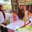Aparatur Kecamatan Bojongsari saat mensosialisasikan pelaku usaha tertib administrasi di Taman Herbal Insani, Duren Seribu, Bojongsari, Depok. (RCH)