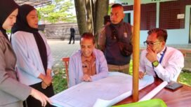 Aparatur Kecamatan Bojongsari saat mensosialisasikan pelaku usaha tertib administrasi di Taman Herbal Insani, Duren Seribu, Bojongsari, Depok. (RCH)