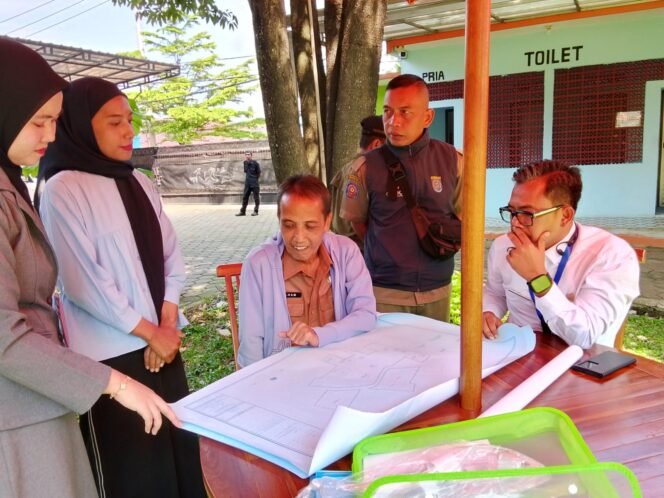 
					Aparatur Kecamatan Bojongsari saat mensosialisasikan pelaku usaha tertib administrasi di Taman Herbal Insani, Duren Seribu, Bojongsari, Depok. (RCH)