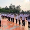 Lurah Bojongsari Baru, Ade Yasya saat memimpin apel gabungan se-Kecamatan Bojongsari, di Taman Kelurahan Bojongsari Baru, Bojongsari, Depok. (Rahcmat CH)