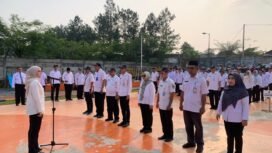 Lurah Bojongsari Baru, Ade Yasya saat memimpin apel gabungan se-Kecamatan Bojongsari, di Taman Kelurahan Bojongsari Baru, Bojongsari, Depok. (Rahcmat CH)