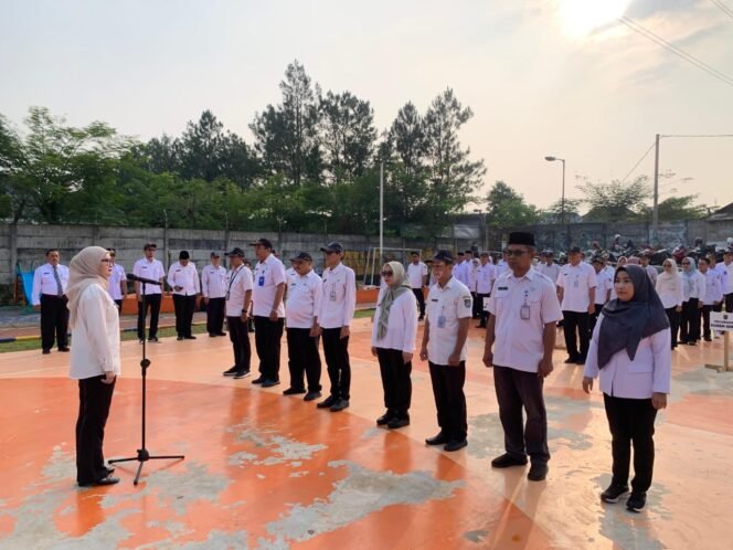 
					Lurah Bojongsari Baru, Ade Yasya saat memimpin apel gabungan se-Kecamatan Bojongsari, di Taman Kelurahan Bojongsari Baru, Bojongsari, Depok. (Rahcmat CH)
