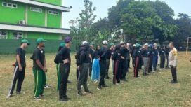 Binmas Pondok Petir, Aiptu Sigit Purwantoro, memberikan arahan kepada Paskibra yang akan bertugas pada upacara HUT ke-80 RI, di Lapangan RW 05 Pondok Petir, Bojongsari, Depok. (Istimewa)
