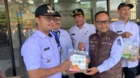 Caption : Camat Bojongsari, Rijal Farhan menyerahkan secara simbolis makanan bergizi kepada Lurah Pondok Petir, Rengga Nugraha untuk diserahkan kepada balita dan anak, di kantor Kelurahan Pondok Petir, Bojongsari, Depok. (Rahcmat)