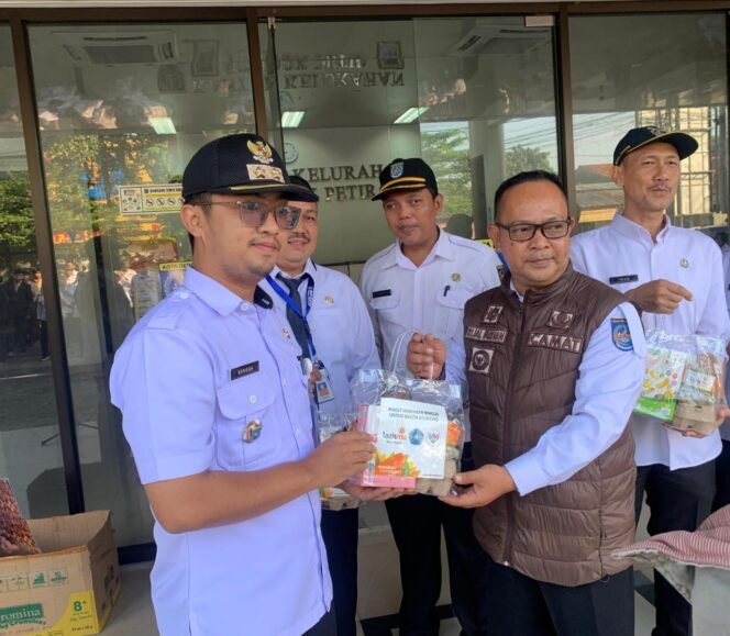 
					Caption : Camat Bojongsari, Rijal Farhan menyerahkan secara simbolis makanan bergizi kepada Lurah Pondok Petir, Rengga Nugraha untuk diserahkan kepada balita dan anak, di kantor Kelurahan Pondok Petir, Bojongsari, Depok. (Rahcmat)