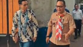 Camat Bojongsari, Rijal Farhan bersama anggota DPRD Kota Depok, Deni Kartika saat mengunjungi warga yang sakit di wilayah Bojongsari, Depok. (Istimewa)
