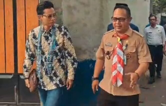 
					Camat Bojongsari, Rijal Farhan bersama anggota DPRD Kota Depok, Deni Kartika saat mengunjungi warga yang sakit di wilayah Bojongsari, Depok. (Istimewa)