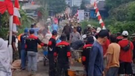 Yayasan Putra Parung bersama Muspika Kecamatan Bojongsari dan pengurus lingkungan, melakukan pelebaran jalan di Kampung Desa Duren Mekar, Bojongsari, Depok. (Istimewa)