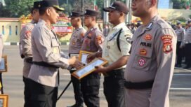 Kapolres Metro Depok, Kombes Abdul Waras memberikan penghargaan kepada Satpam usai membantu aksi pencurian di wilayah Bojongsari, Depok. (Dokumen Humas Polres Metro Depok)